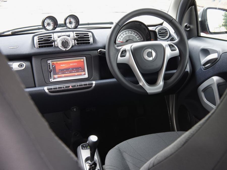 Интерьер Smart ForTwo Cabrio by Brabus 2012 года  (UK) (фото 2 из 10)
